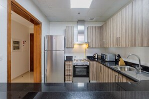 Frigorífico, microondas, horno y placa de cocina