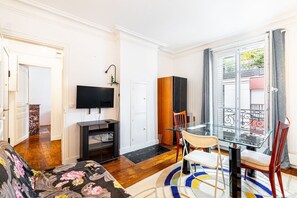 TV - GuestReady - Cosy Haven in Belleville (Paris)