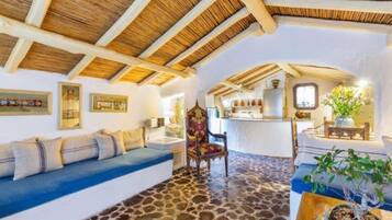 Smart TV, libri, impianto stereo