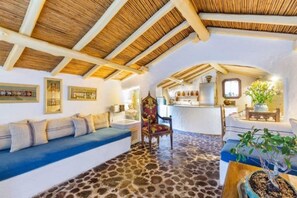 Smart TV, books, stereo