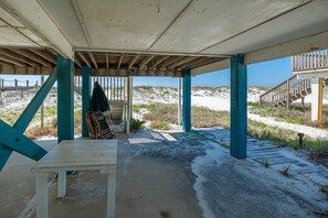 Terrace/patio - Conch Out 1405 | Gulf-Front Beach House (Gulf Shores)
