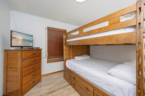 4 bedrooms, iron/ironing board, free WiFi, bed sheets - Conch Out 1405 | Gulf-Front Beach House (Gulf Shores)
