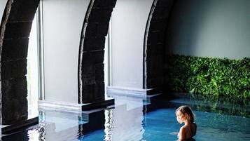 Piscine couverte, accÚs possible de 09 h 00 à 21 h 00, chaises longues