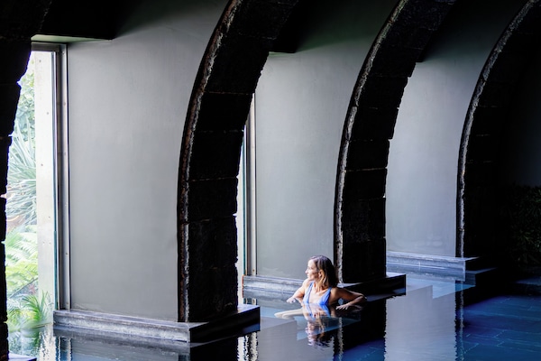 Een binnenzwembad, open van 09.00 uur tot 21.00 uur, en ligstoelen