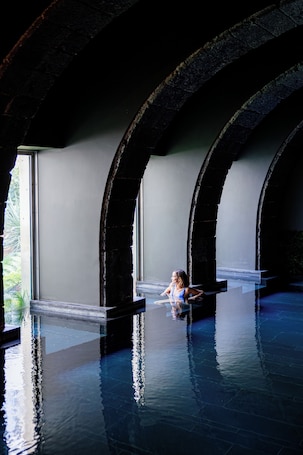 Una piscina cubierta (de 09:00 a 21:00), tumbonas. NINE DOTS Azorean Art Boutique Hotel