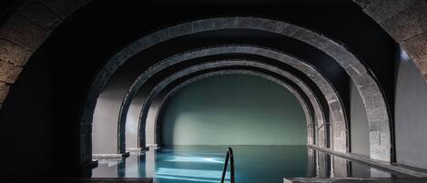 Hồ bơi trong nhà, mở cửa từ 9:00 đến 21:00, ghế dài tắm nắng