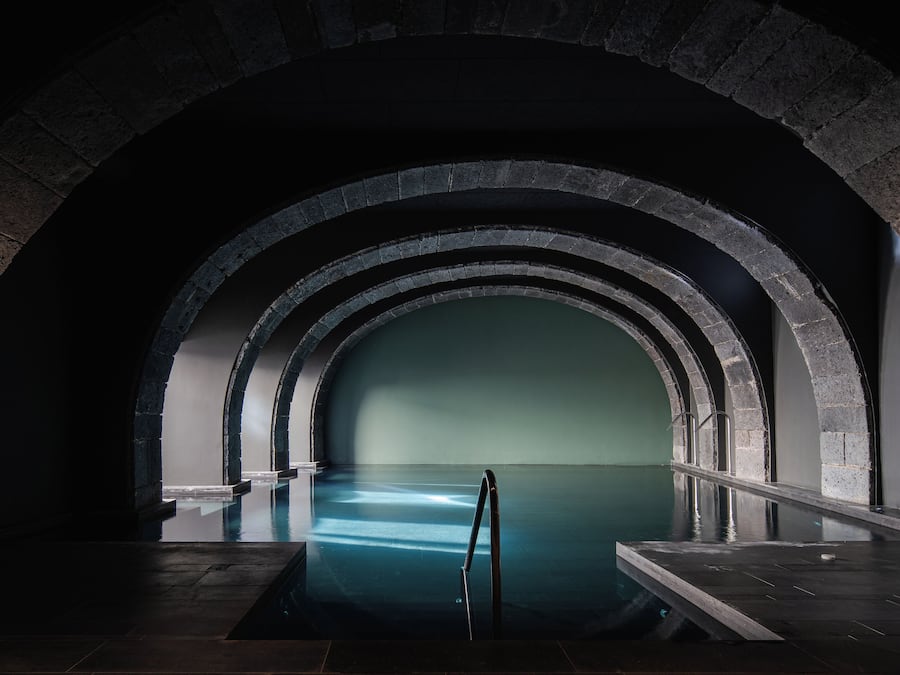 Innendørsbasseng og solsenger