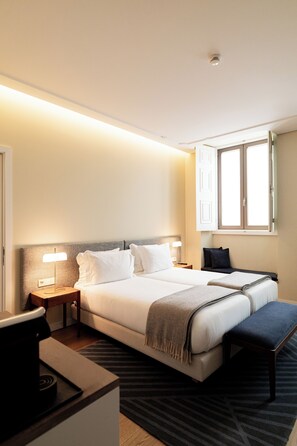 Deluxe Room | Hypo-allergenic bedding, free minibar, in-room safe, desk