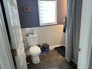 Douche, serviettes fournies, savon, papier toilette