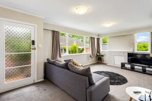 Unclassified image, 3 of 18, button - Sweet Home Sanctuary with Air-con and Parking (Auckland Central Suburbs)