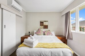 2 bedrooms, desk, iron/ironing board, free WiFi - Sweet Home Sanctuary with Air-con and Parking (Auckland Central Suburbs)