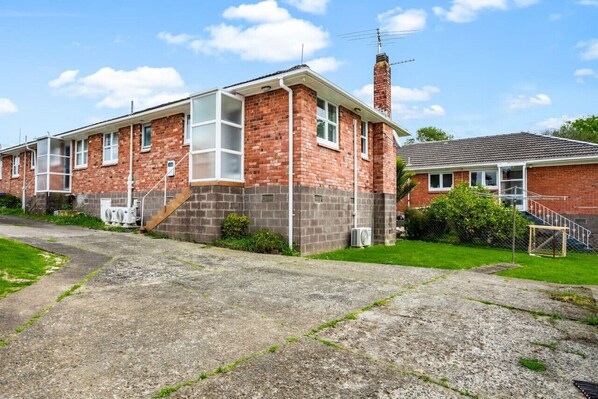 Exterior - Sweet Home Sanctuary with Air-con and Parking (Auckland Central Suburbs)