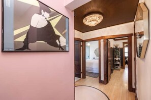 2 bedrooms, iron/ironing board, free WiFi, bed sheets - Swan City 80s Glam in Bay View (Milwaukee)