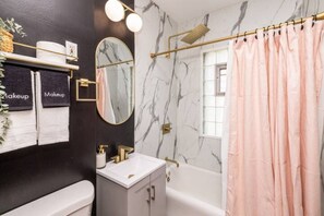 Haartrockner, Handtücher, Seife, Shampoo