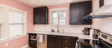 Een koelkast, een magnetron, een oven, een kookplaat