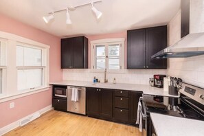 Een koelkast, een microgolfoven, een oven, een kookplaat