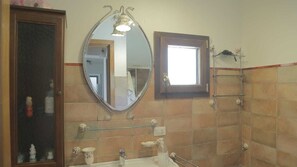 Een douche, een haardroger, een bidet, handdoeken