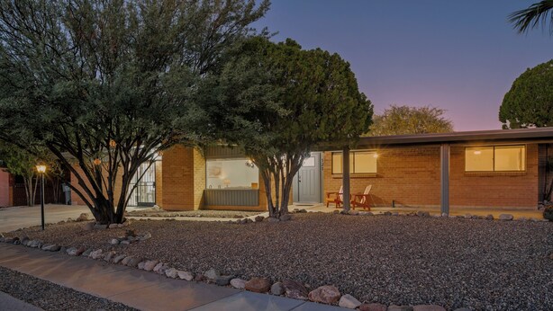 A modern house with a patio, a large tree, and a brick exterior. - Spacious Tucson OASIS 4BD/2.5BA, Sparkling Pool, Billiards, Pingpong, Family-Fun (Tucson)