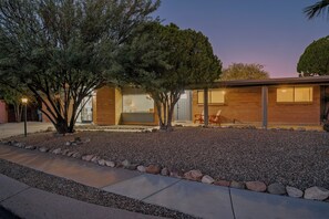 Exterior - Spacious Tucson OASIS 4BD/2.5BA, Sparkling Pool, Billiards, Pingpong, Family-Fun (Tucson)