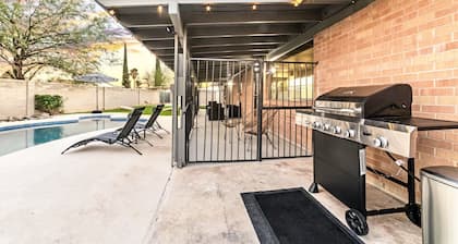 NEW Beautiful, Spacious Tucson OASIS 4BD/2.5BA, 11 Guests