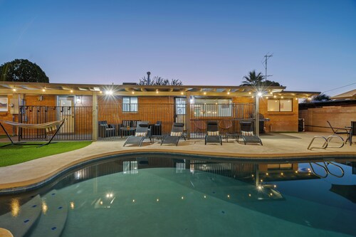 Spacious Tucson OASIS 4BD/2.5BA, Sparkling Pool, Billiards, Pingpong, Family-Fun