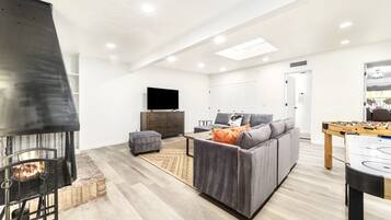 智能电视、壁炉、桌上足球、书