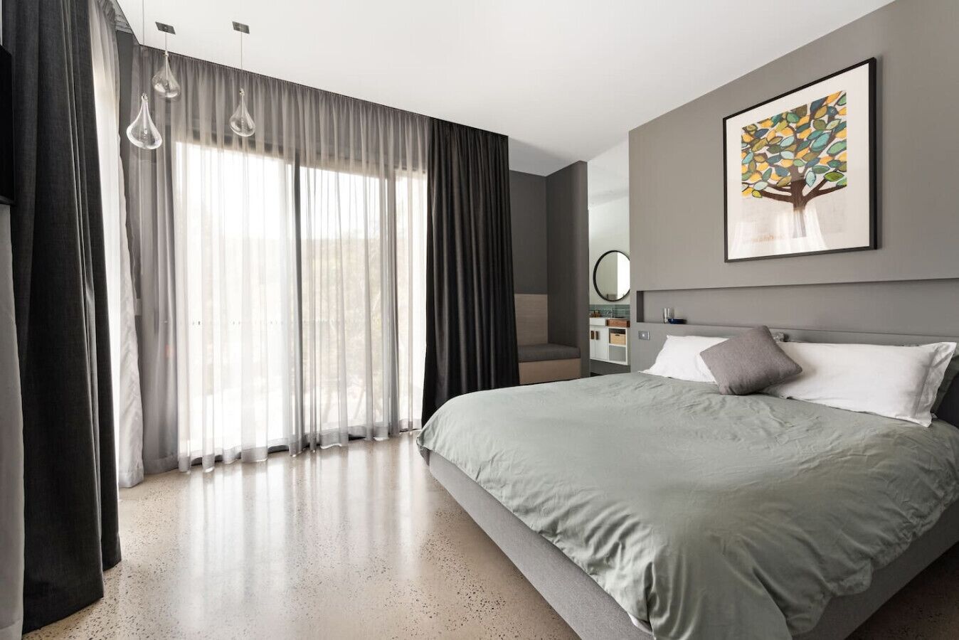 2 bedrooms, desk, iron/ironing board, WiFi