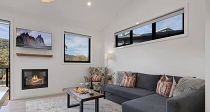 Alpine Lake Retreat | Crackenback | Mountain views