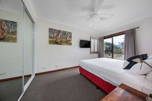 3 habitaciones, tabla de planchar con plancha, wifi y ropa de cama