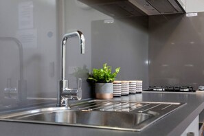 Fridge, microwave, stovetop, dishwasher