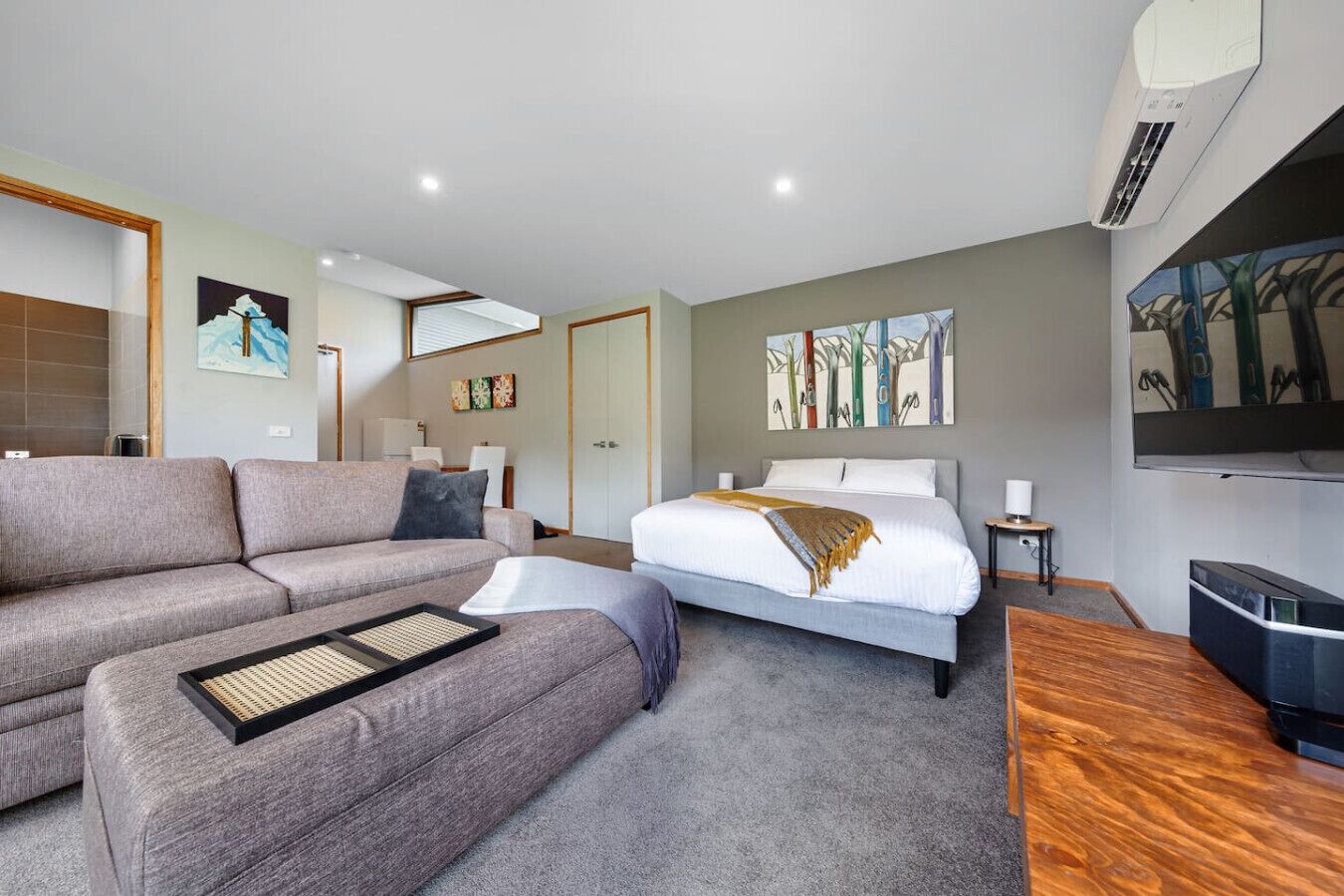 テレビ、DVD プレーヤー、ステレオ