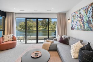 Fernseher, Kamin, Bücher, Stereoanlage