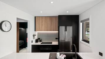 Coffee/tea maker, fridge, microwave, oven