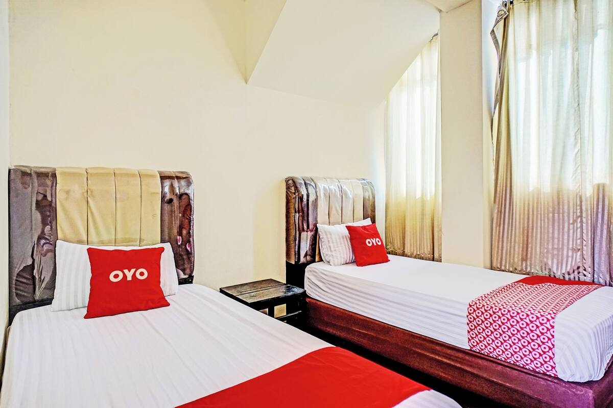 Deluxe Twin Room | Laptop workspace, WiFi (free), bed sheets