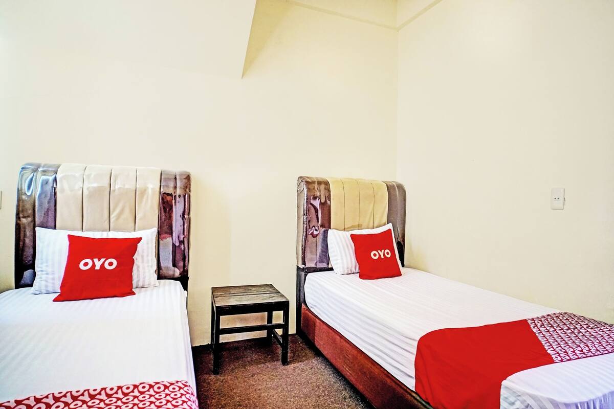Superior Twin Room | Laptop workspace, WiFi (free), bed sheets