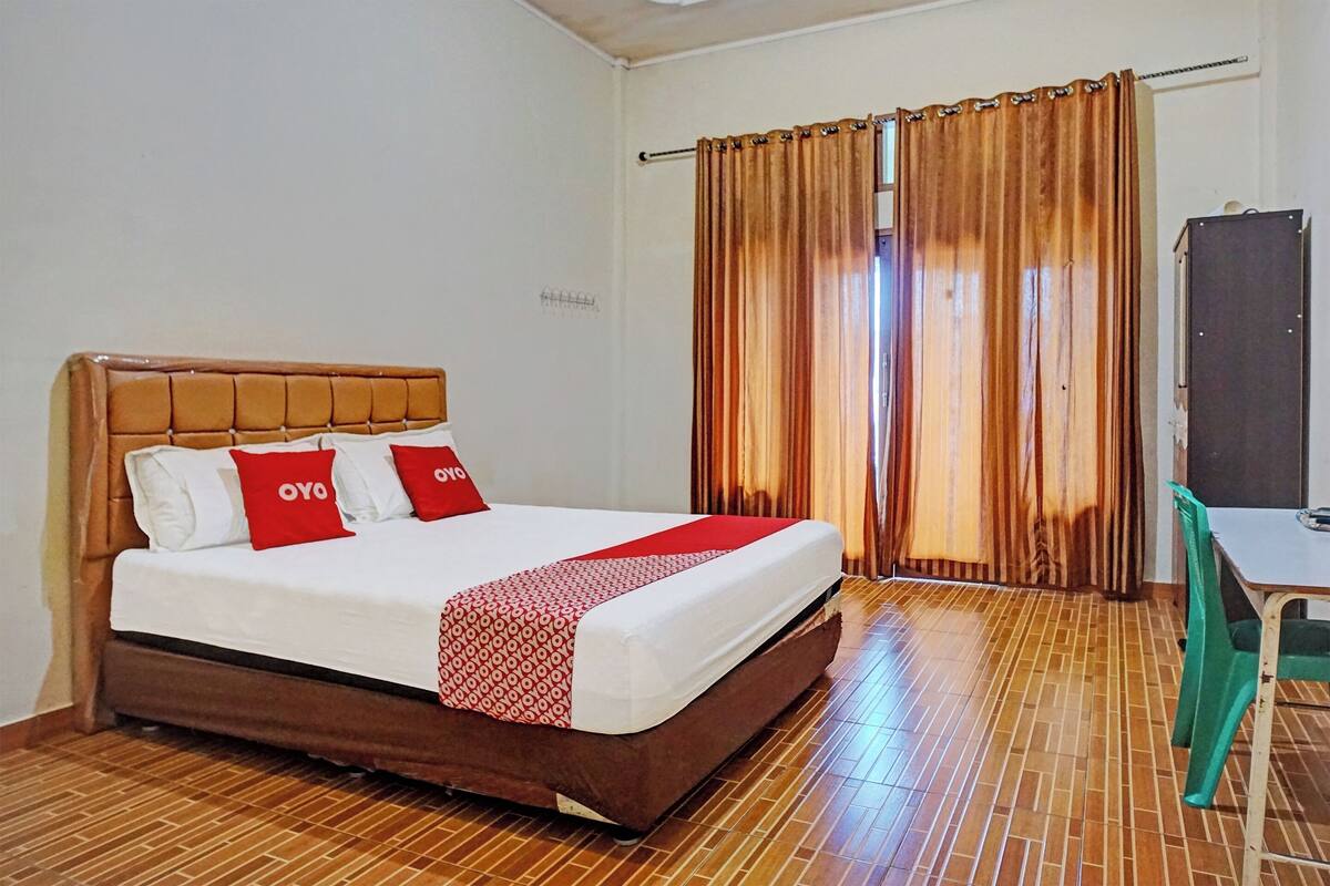 Deluxe Studio | Laptop workspace, WiFi (free), bed sheets