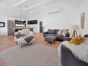 TV, fireplace