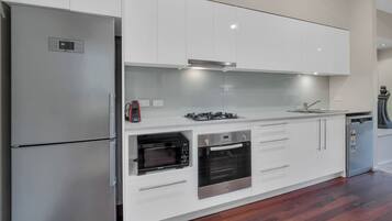 Jääkaappi, mikroaaltouuni, uuni, liesi