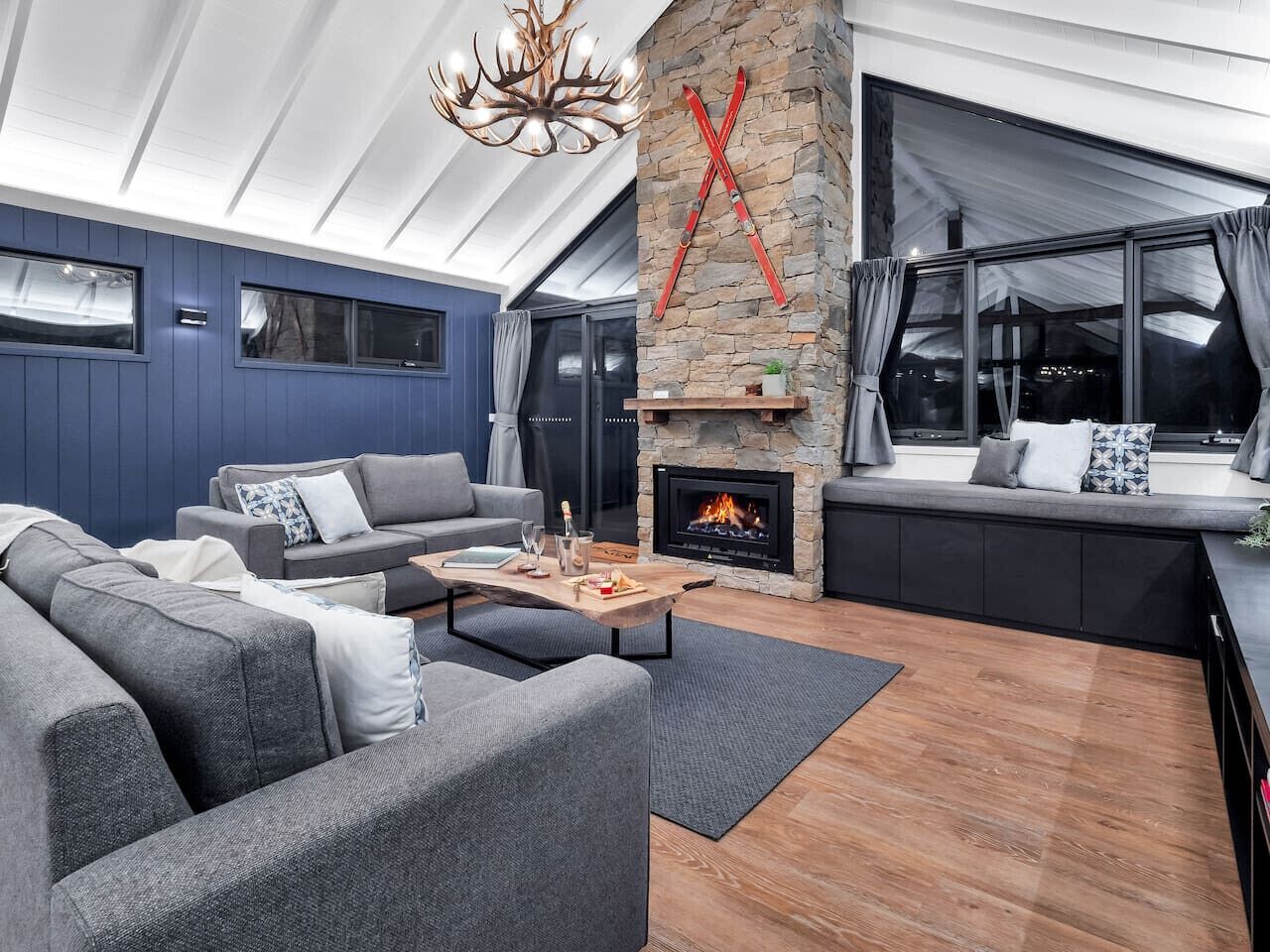TV, fireplace