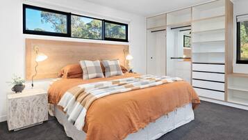 2 bedrooms, desk, iron/ironing board, WiFi