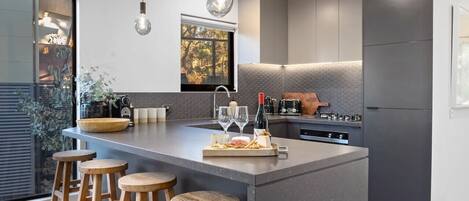 Kühlschrank, Mikrowelle, Ofen, Herdplatte