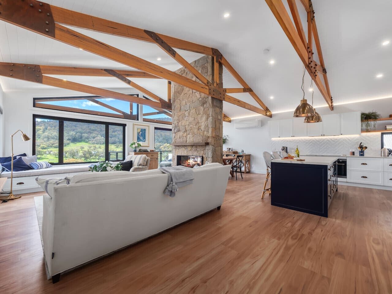 Fernseher, Kamin, Stereoanlage