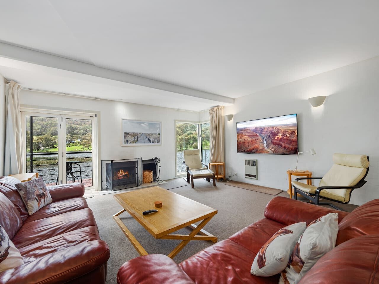 TV, fireplace