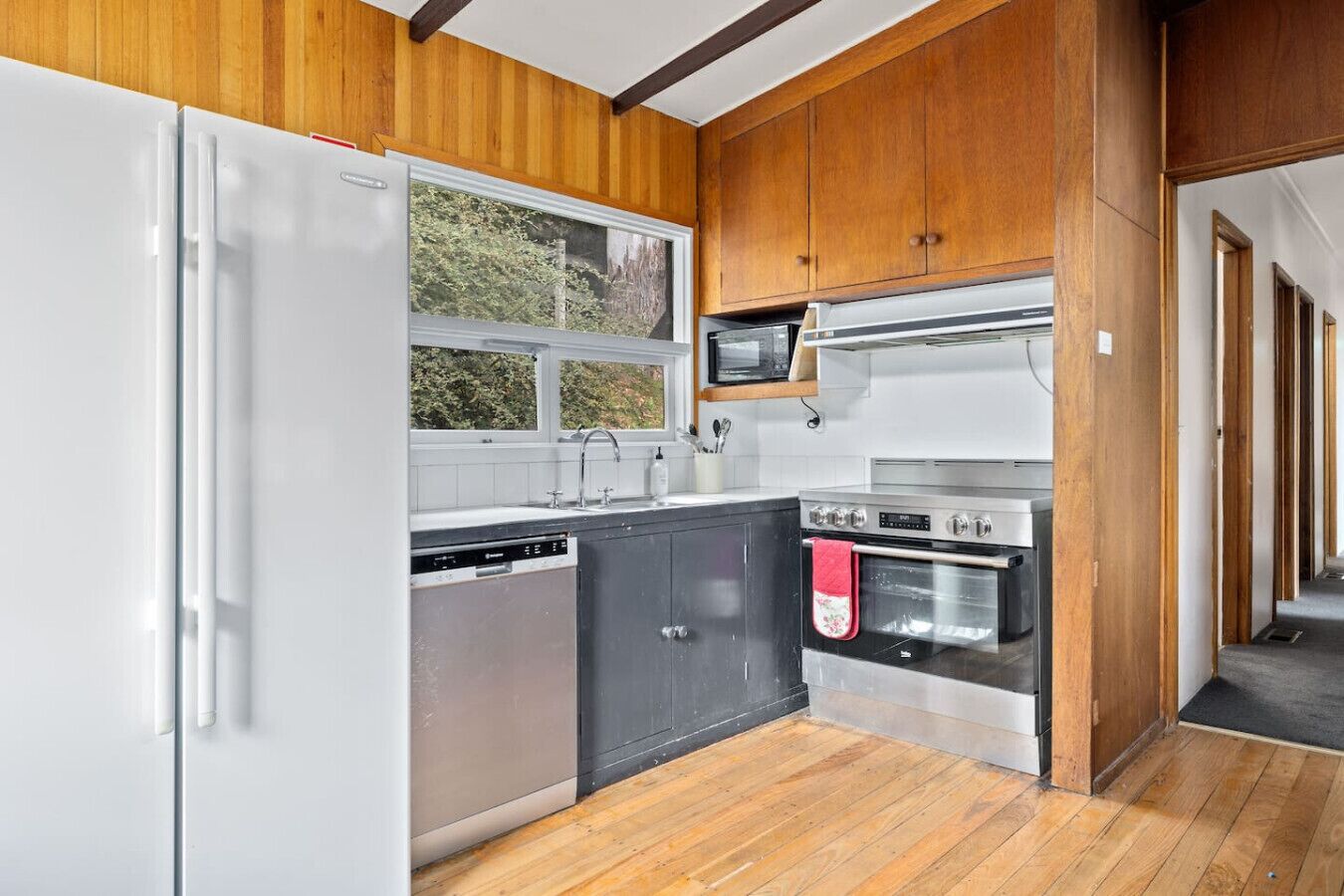 Kylskåp, mikrovågsugn, ugn och spishäll