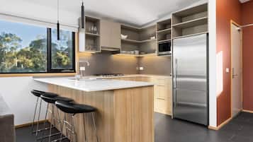 Fridge, oven, stovetop, dishwasher