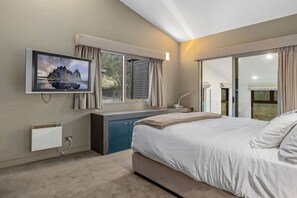 3 bedrooms, desk, WiFi, bed sheets - Udelka Chalet | Crackenback | Huge 3BR | Views (Crackenback)