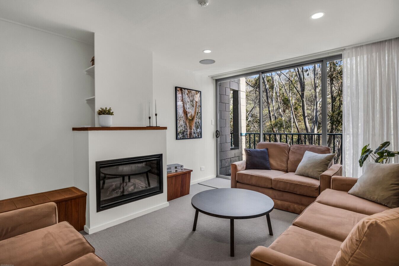 Televisie, een open haard en een stereo