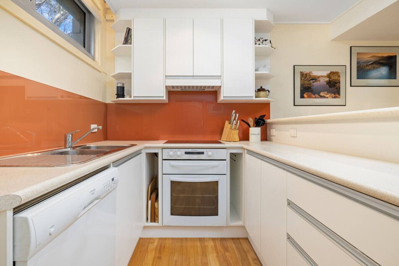 Kylskåp, mikrovågsugn, ugn och spishäll