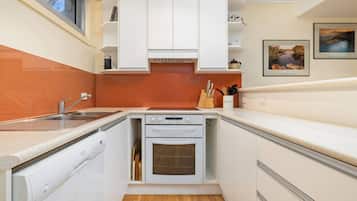 雪櫃、微波爐、焗爐、爐具