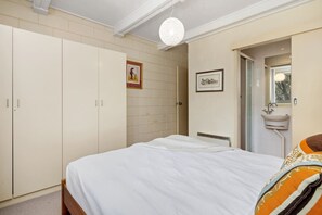 3 bedrooms, bed sheets